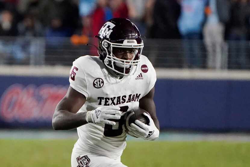 Texas A&M running back Devon Achane (6) sprints to a nine-yard touchdown run during the...