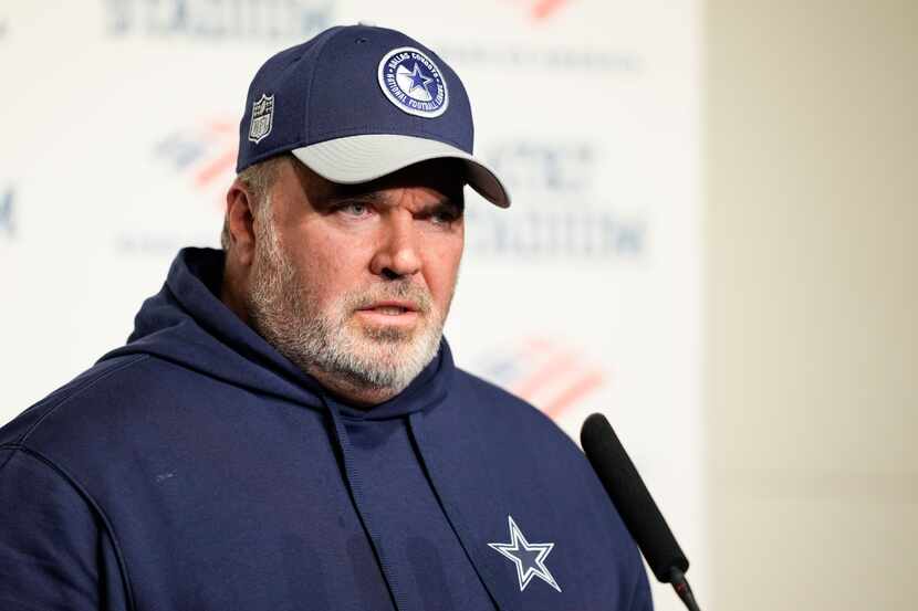 Mike McCarthy, entrenador en jefe de los Cowboys de Dallas, habla con la prensa tras el...