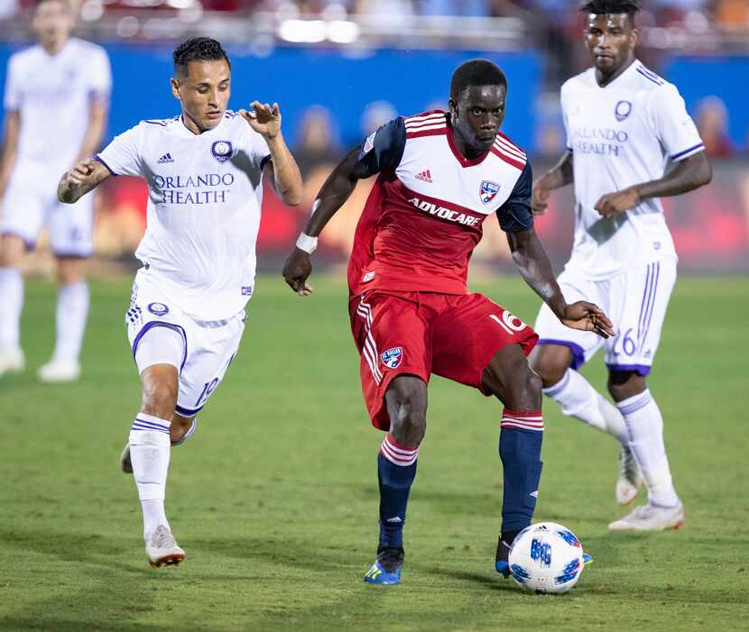 Dominique Badji makes a pass against Orlando City SC. (10-6-18)