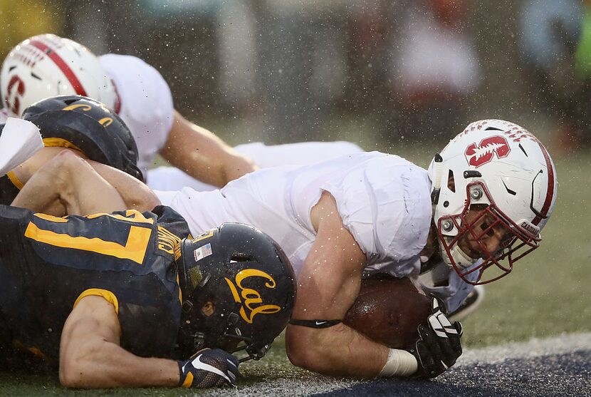 BERKELEY, CA - NOVEMBER 19:  Dalton Schultz #9 of the Stanford Cardinal goes in for a...