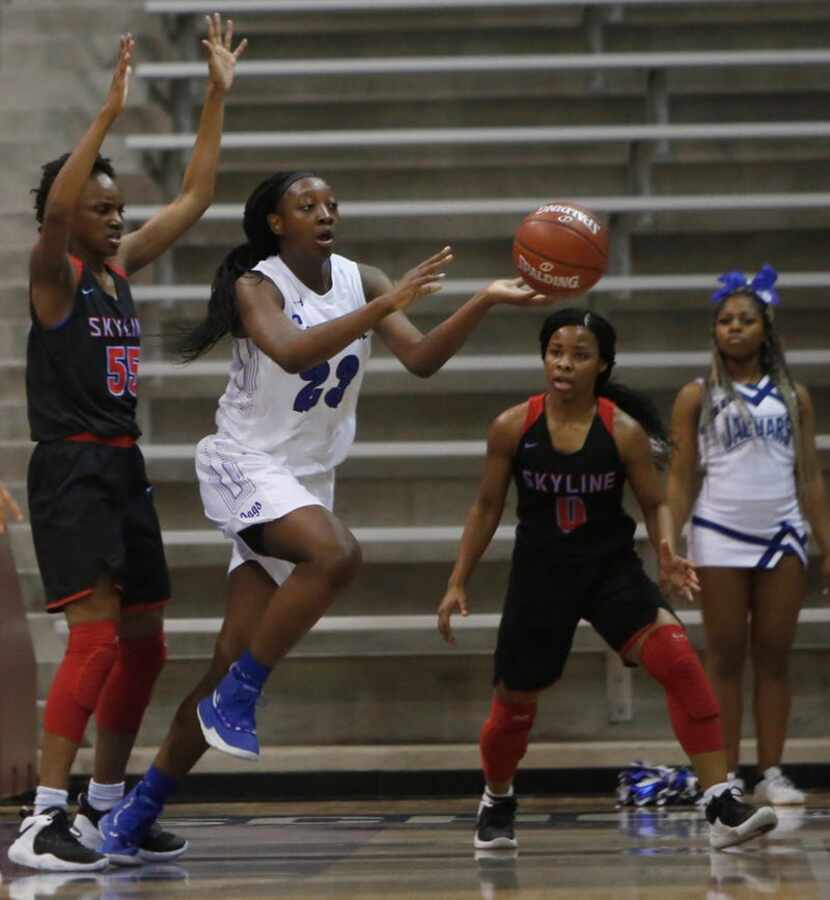 Mansfield Summit center Tommisha Lampkin (23) passes to a teammate as she is surrounded by...