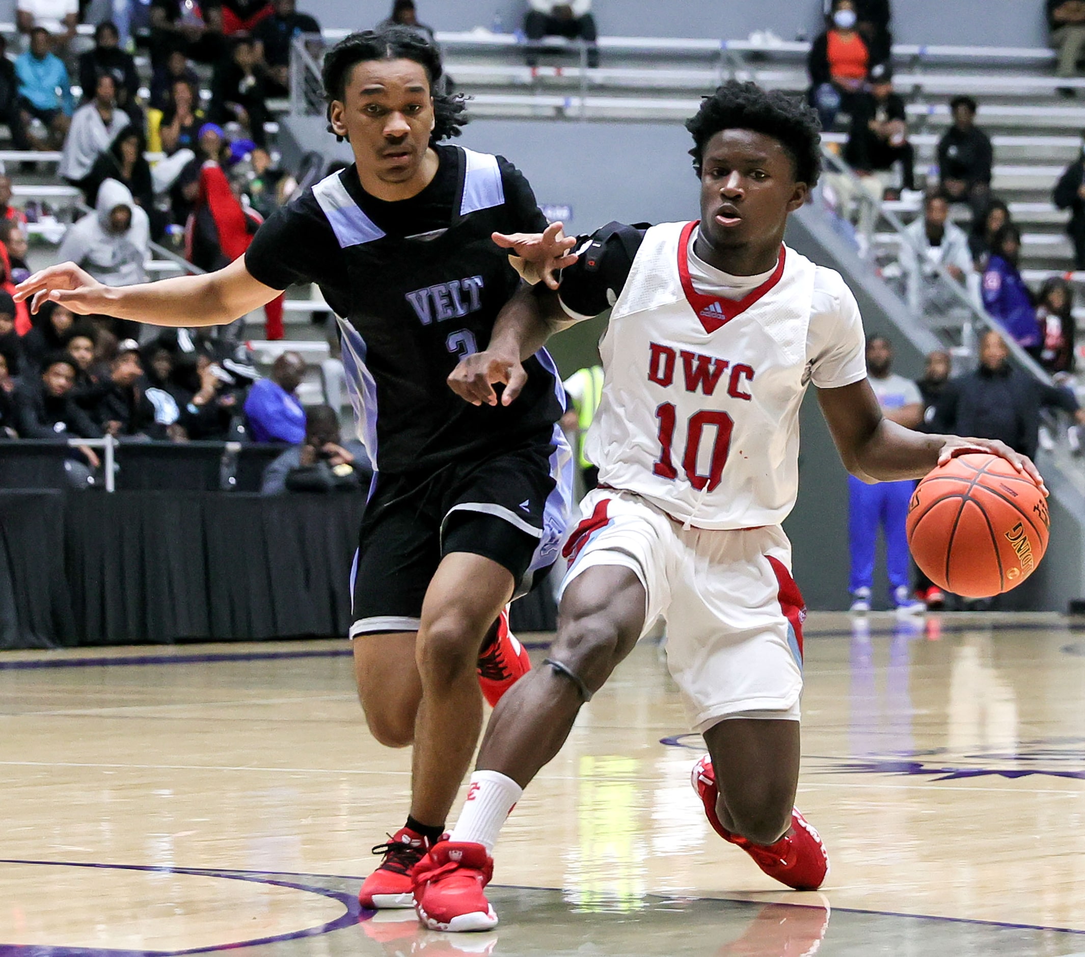 Carter guard Isaiah Ballard (10) tries to get past Roosevelt guard Keelon Byrd (3) during...