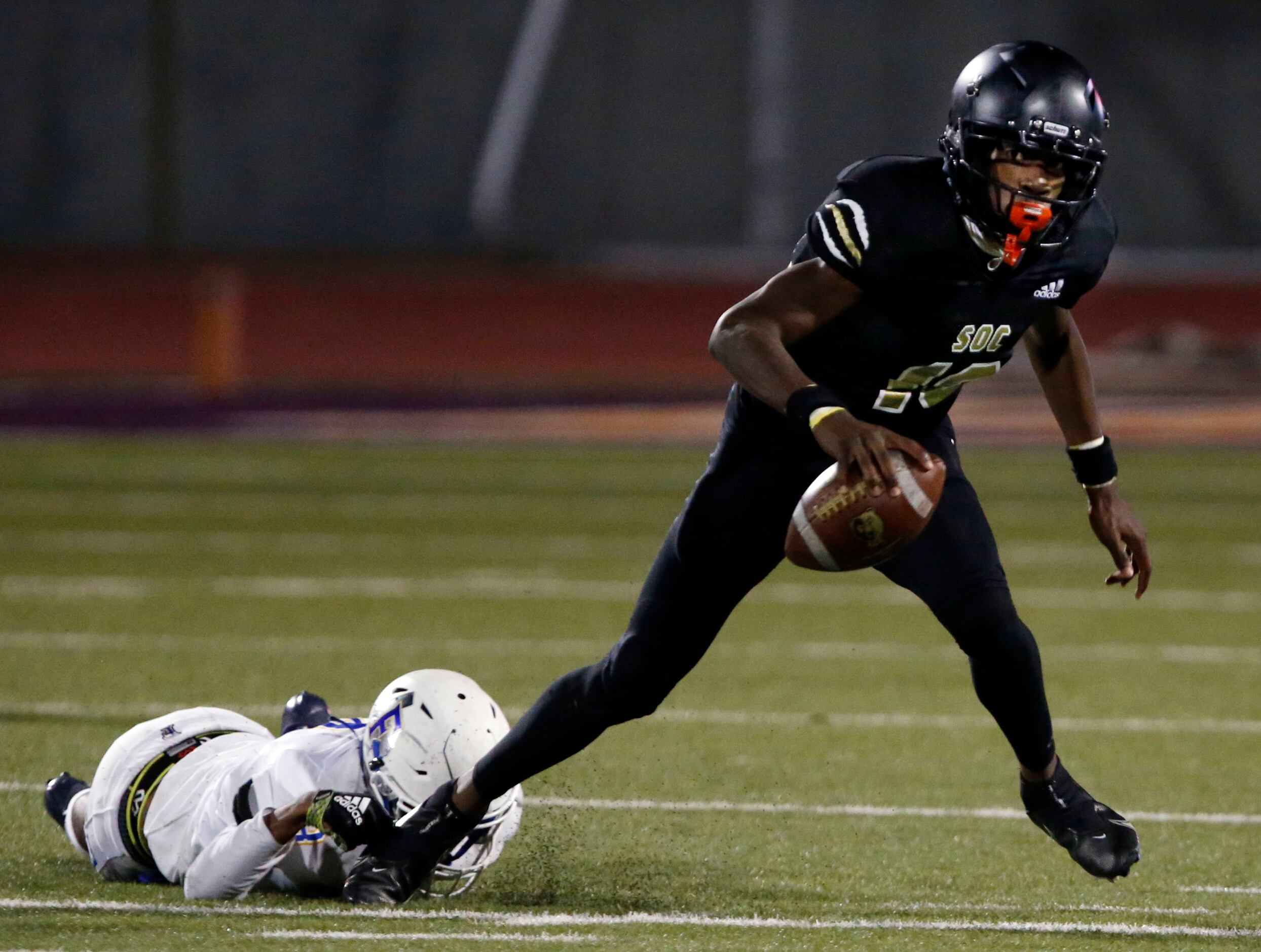 South Oak Cliff’s Kevin Henry-Jennings (10) escapes from a Frisco defender during the first...