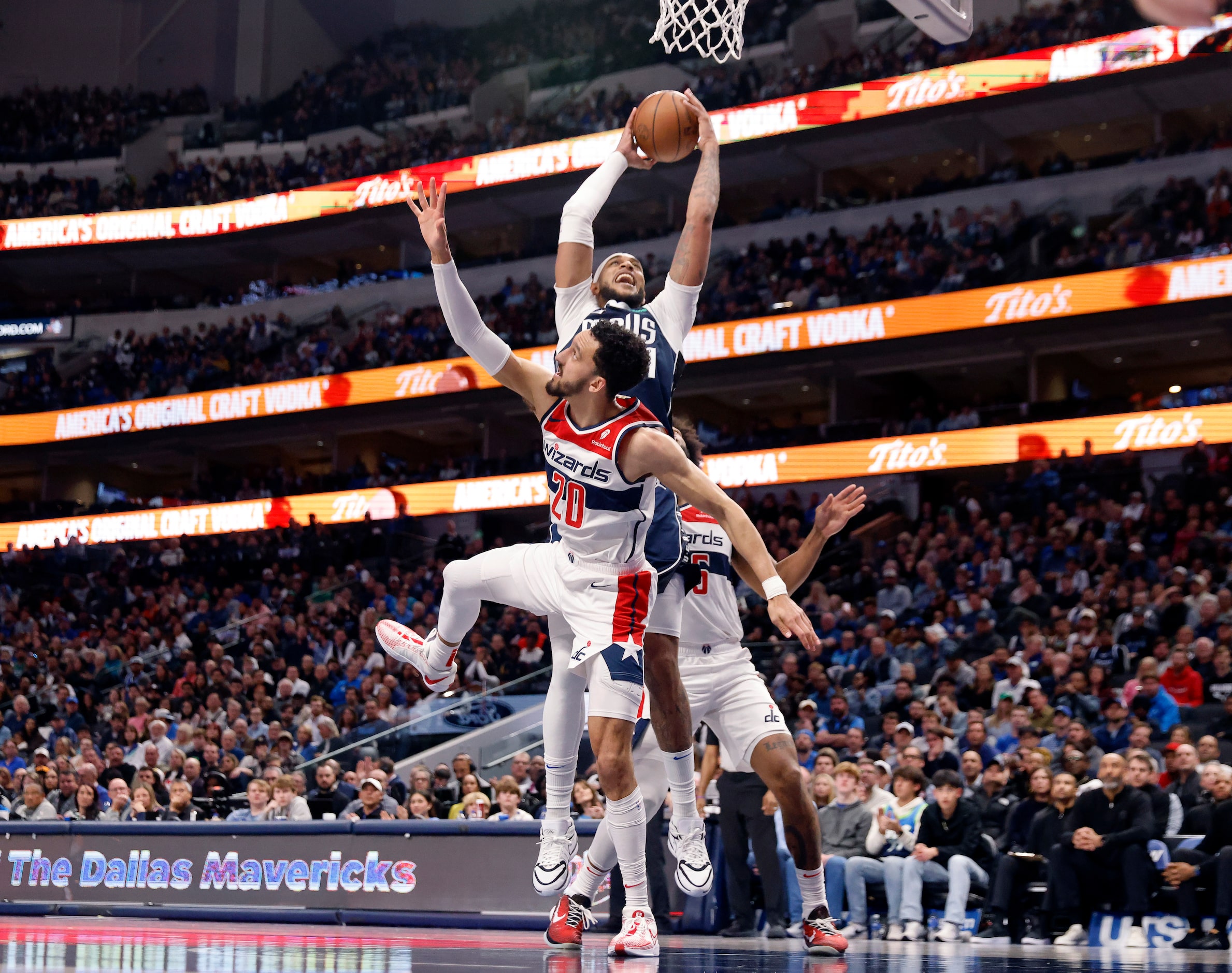 Dallas Mavericks center Daniel Gafford (21) puts up a shot ver Washington Wizards guard...