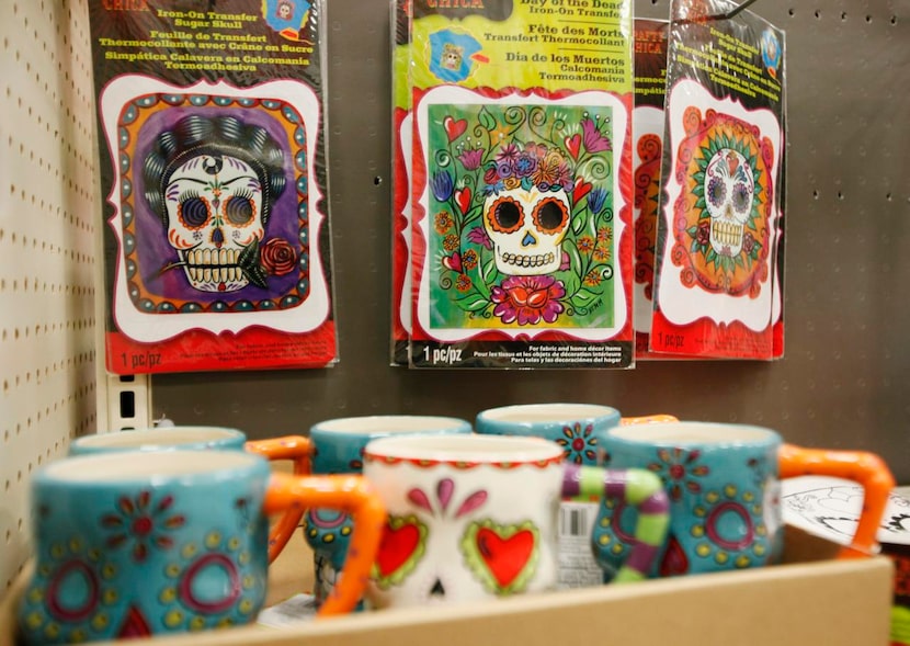 Mercancía del Día de Muertos que se ofrece en Michaels en Mesquite.(ESPECIAL PARA AL DÍA/BEN...