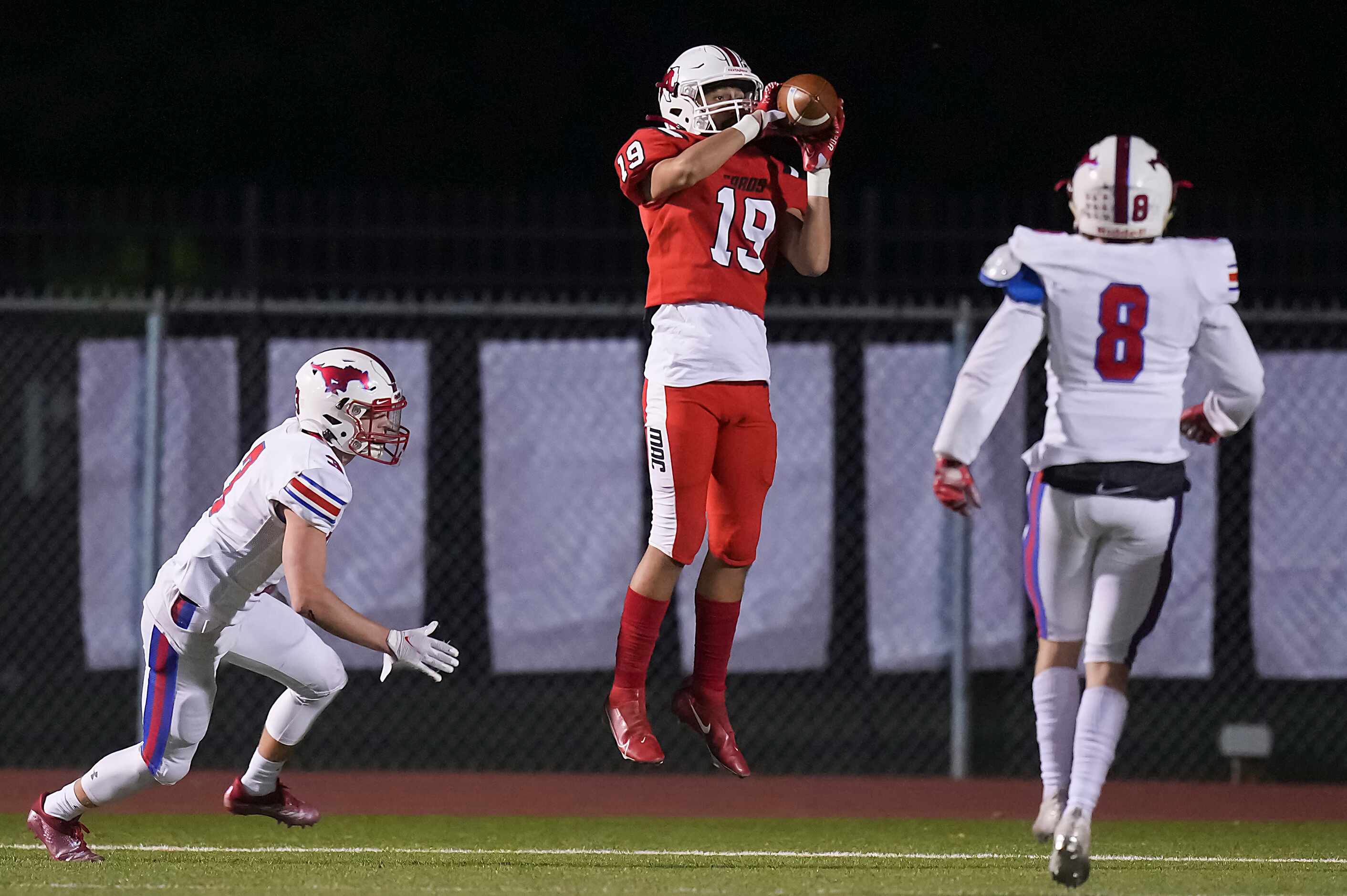 Iving MacArthur’s Sammy Sanders (18) catches a pass for a two-point conversion during the...
