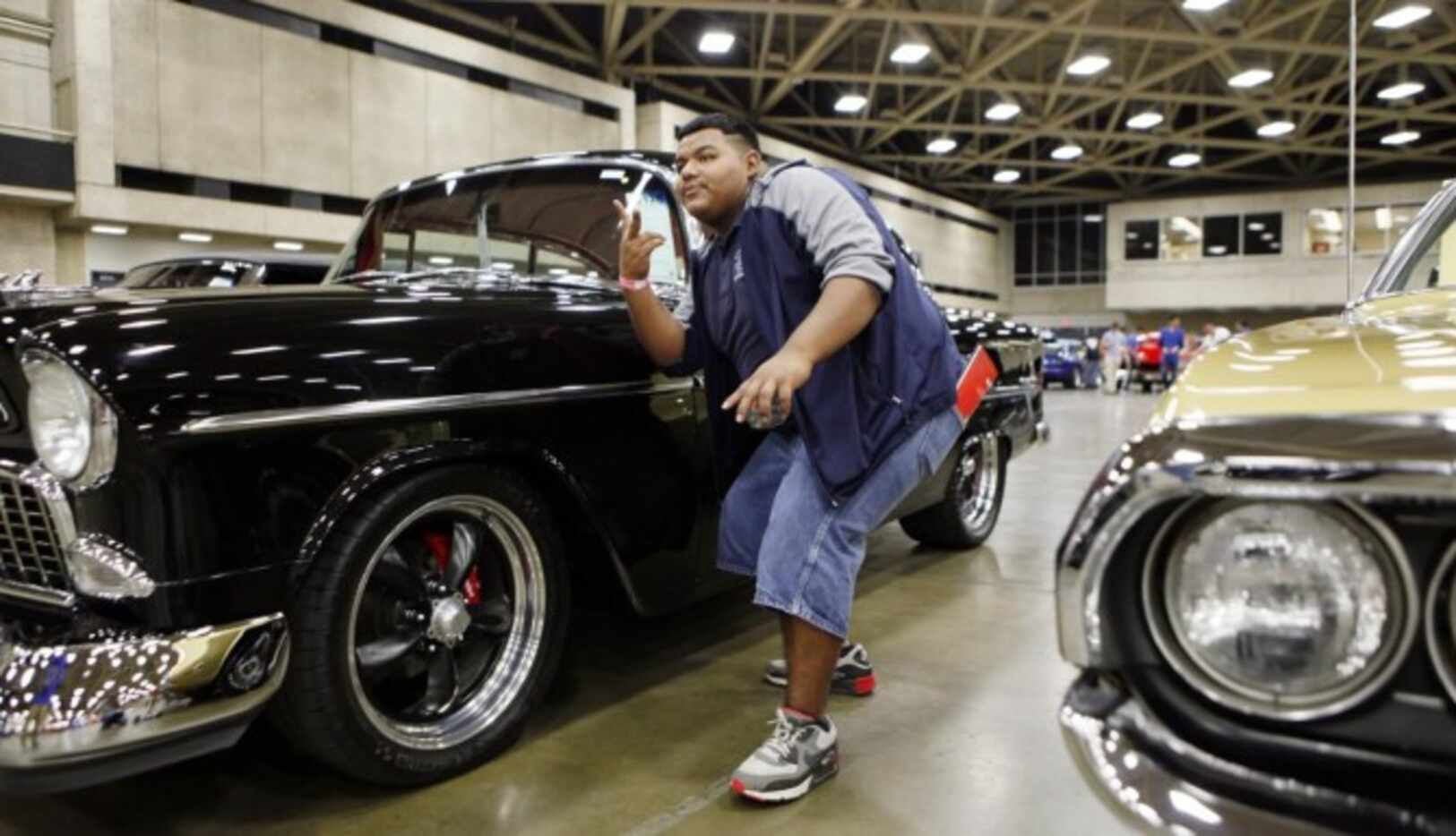 El estudiante de la preparatoria W.H. Adamson, Jorge Martínez, posa con un Chevrolet Bel Air...