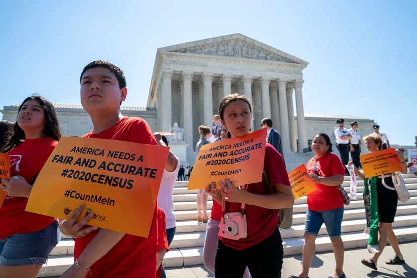 Jóvenes protestan frente al edificio de la Corte Suprema, el jueves. (AP Photo/J. Scott...