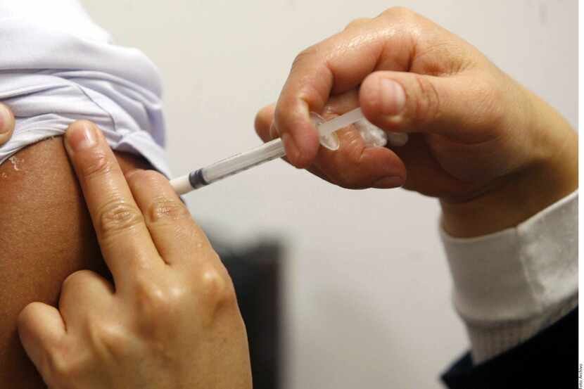 Aunque el dolor que se sienta al ser vacunado con jeringa depende de cada individuo, en una...
