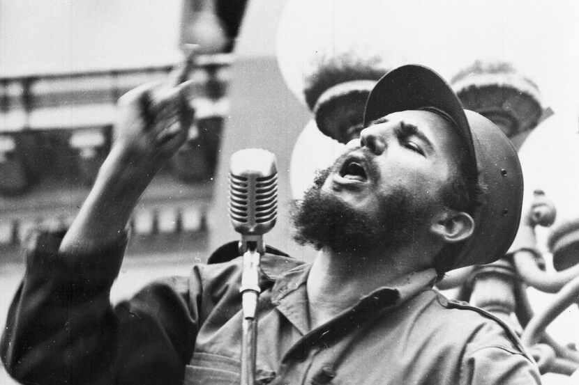 Fidel Castro profesa un discurso en 1959. AP
