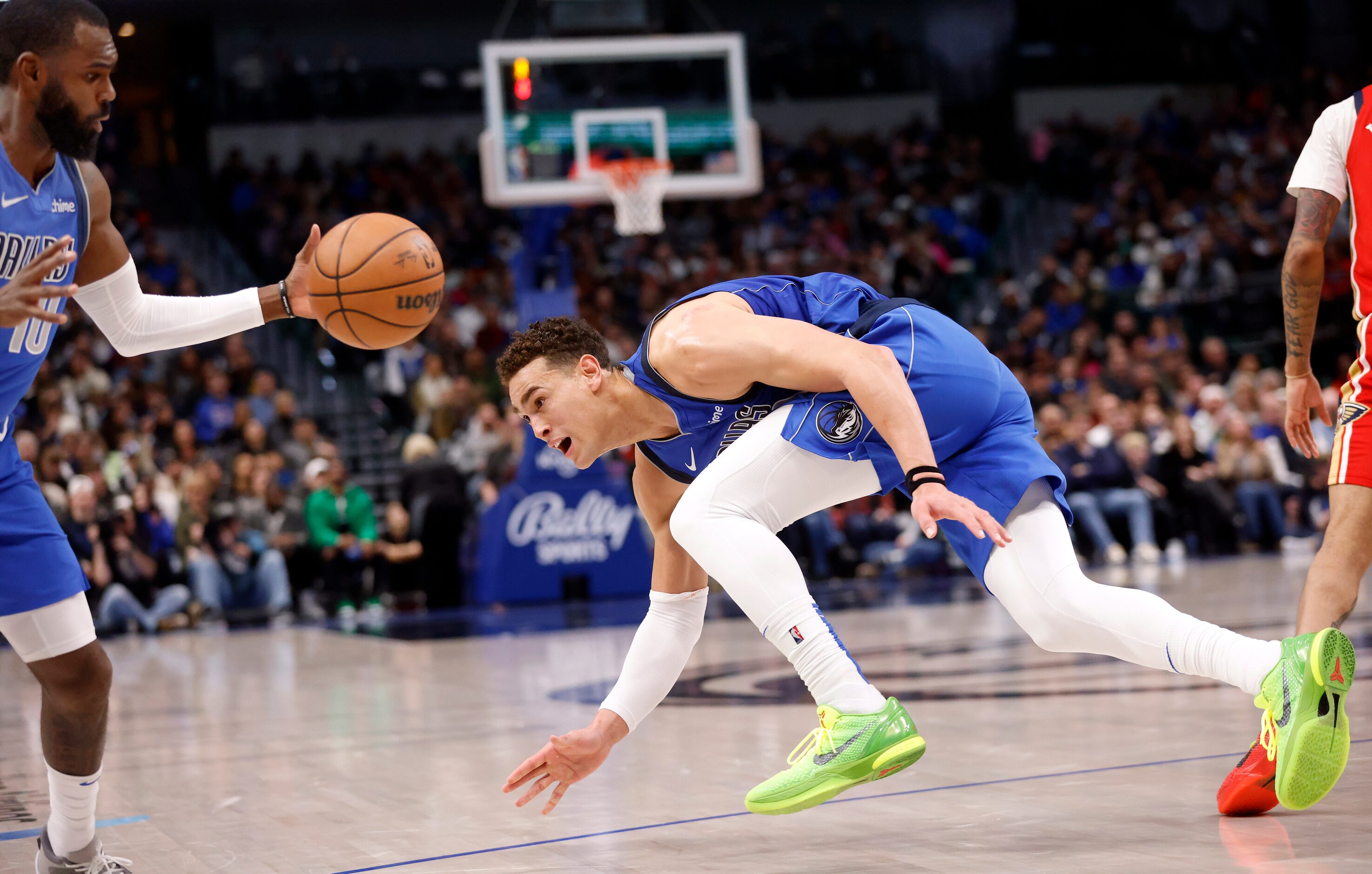 Dallas Mavericks center Dwight Powell (7) dishes an offensive rebound off to forward Tim...