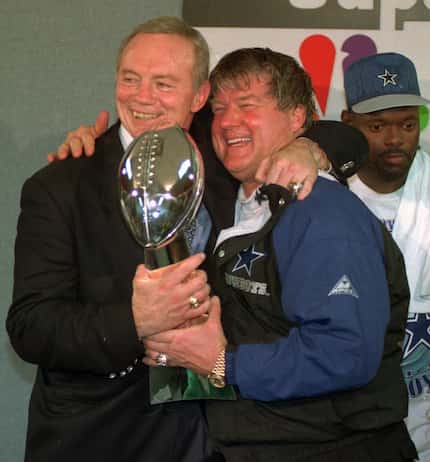En esta fotografía del 30 d enero de 1994 se ve a Jerry Jones celebrar con el entrenador...
