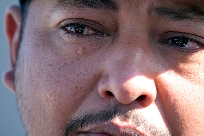 Wilson Garcia, sobreviviente de un tiroteo masivo, llora mientras habla de su esposa y su...