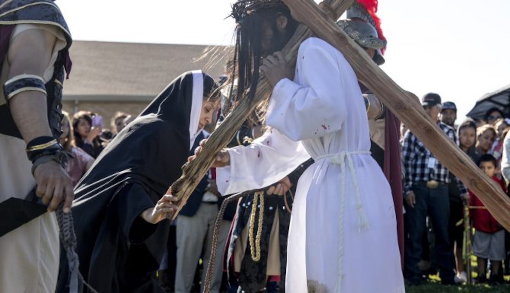 Gema Martínez (representando a María) se inclina ante Fernando León (Jesucristo) en el...