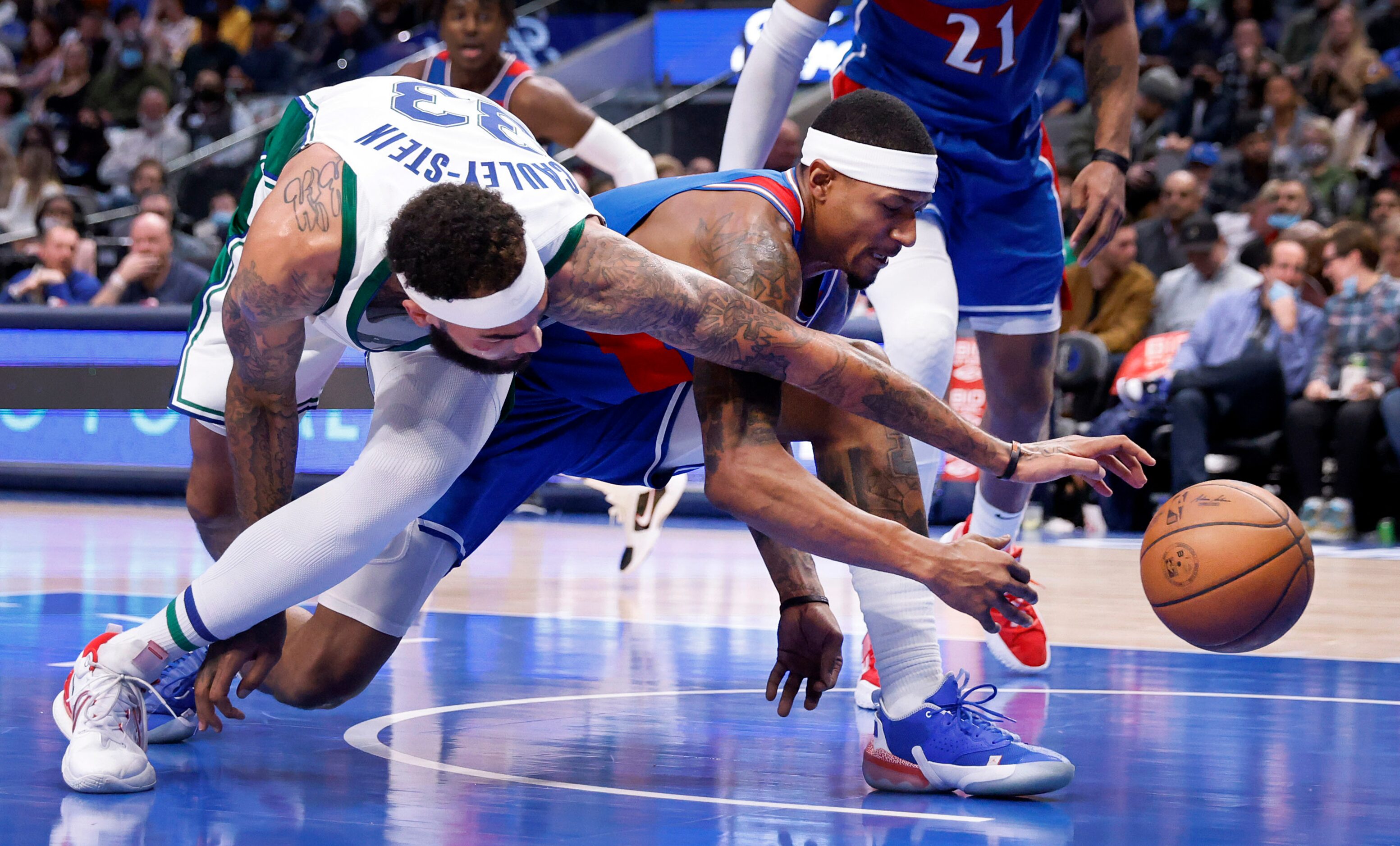 Dallas Mavericks center Willie Cauley-Stein (33) and Washington Wizards guard Bradley Beal...