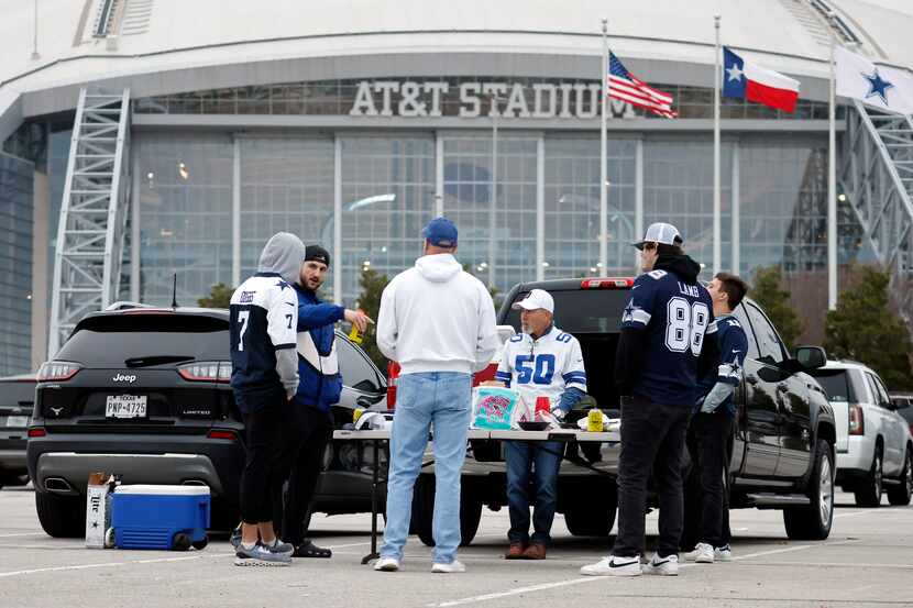 Aficionados de los Dallas Cowboys conviven fuera de AT&T Stadium antes del partido contra...
