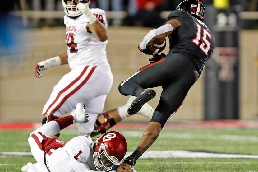 Texas Tech's Vaughnte Dorsey (15) breaks a tackle by Kyler Murray (1) after intercepting his...