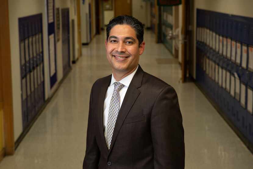 El doctor Roberto González, director de Stevens Park Elementary, será el director de una...
