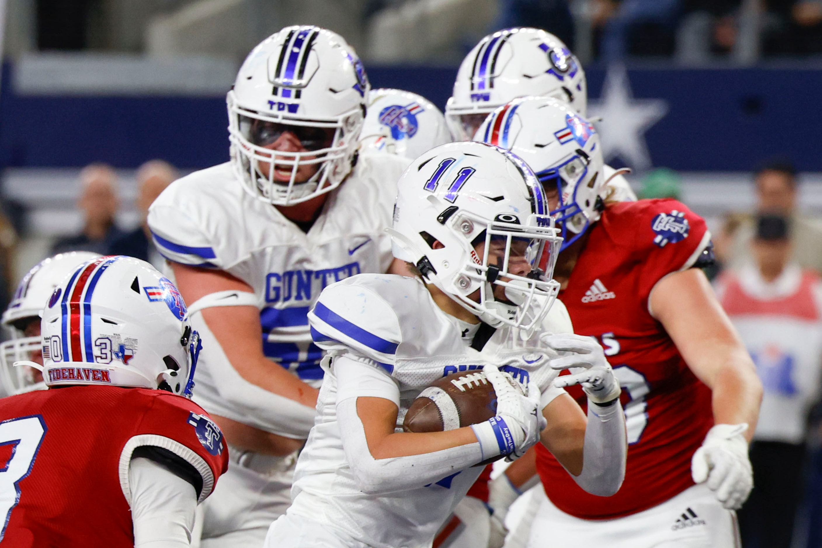 Gunter High’s Brock Boddle (11) carries the ball for a touchdown against El Maton Tidehaven...