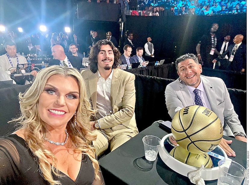 Jaime Jáquez Jr. junto a su madre y padre en el Draft de NBA 2023