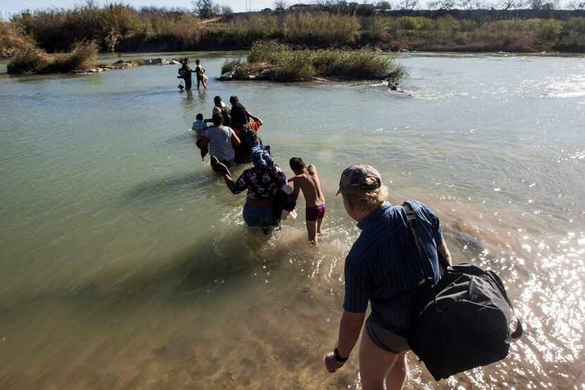 Un grupo de personas cruzan el Rio Grande desde Piedras Negras, México a Eagle Pass, Texas,...