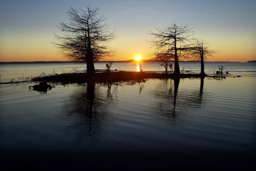 ORG XMIT: *S0407860920* Tuesday, January 27 , 2004   The sun rises over Toledo Bend...
