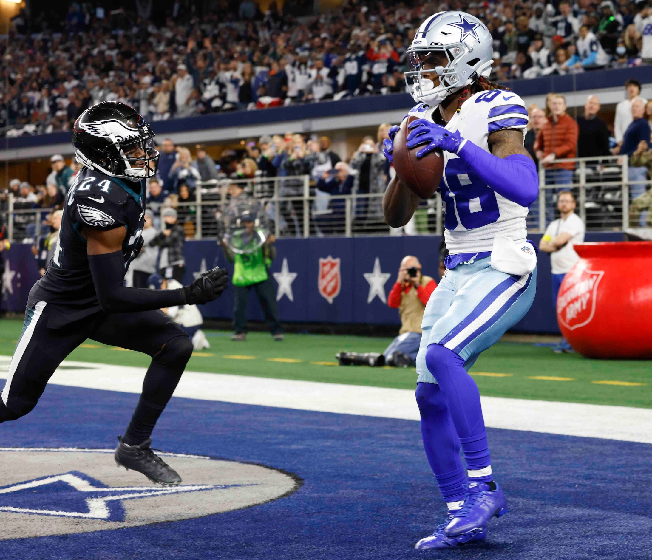 Dallas Cowboys wide receiver CeeDee Lamb (88) completes a touchdown past Philadelphia Eagles...