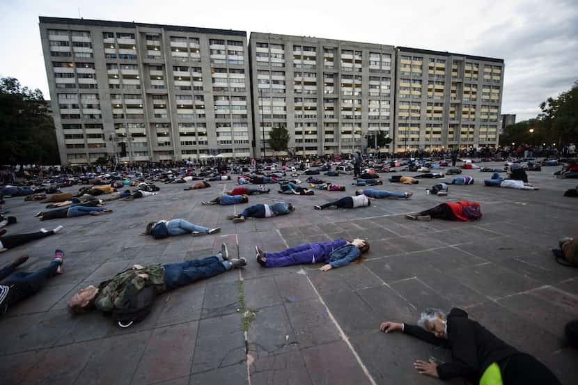 Personas se acuestan en la plaza de Tlatelolco, en recordatorio de la matanza de...