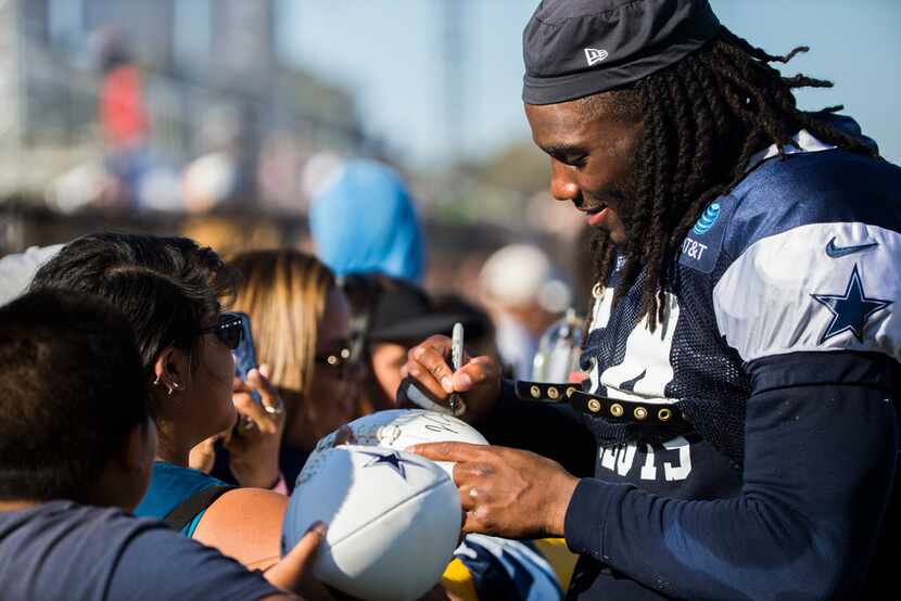 Dallas Cowboys middle linebacker Jaylon Smith (54) signs autographs for kids from Police...