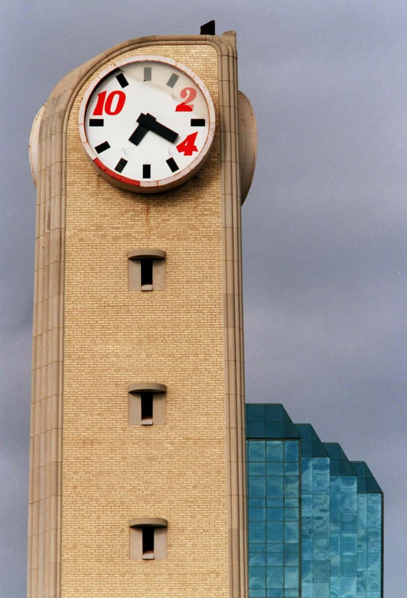 ORG XMIT:  [NT_10Pepper]  Caption: 1/10/97--The clock at the old Dr. Pepper headquarters on ...