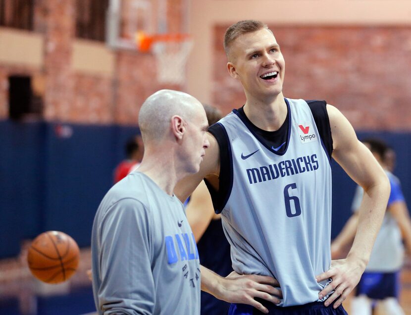 Mavericks head coach Rick Carlisle talks with Kristaps Porzingis (6) during a workout at...