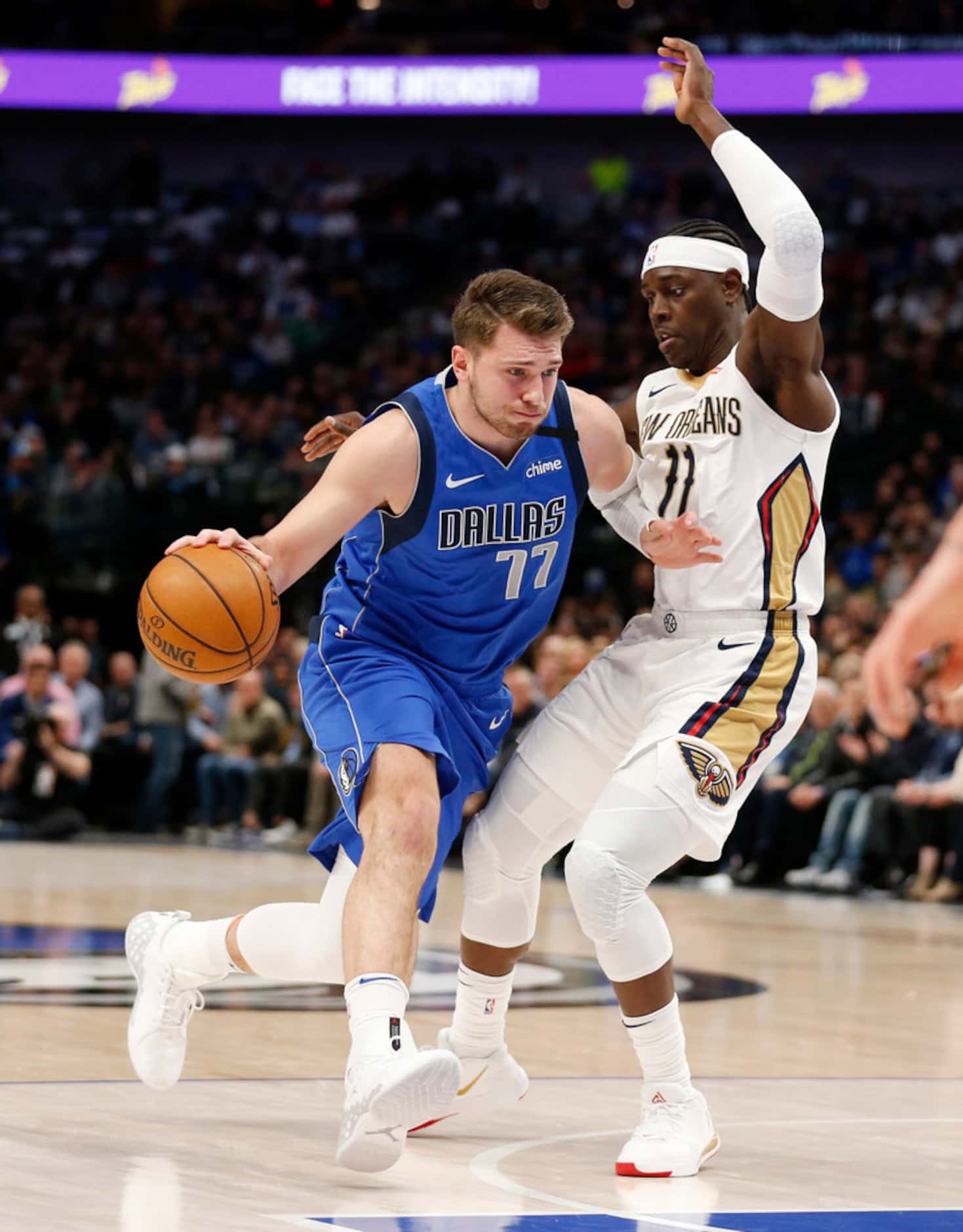 Dallas Mavericks guard Luka Doncic (77) drives to the basket as New Orleans Pelicans guard...