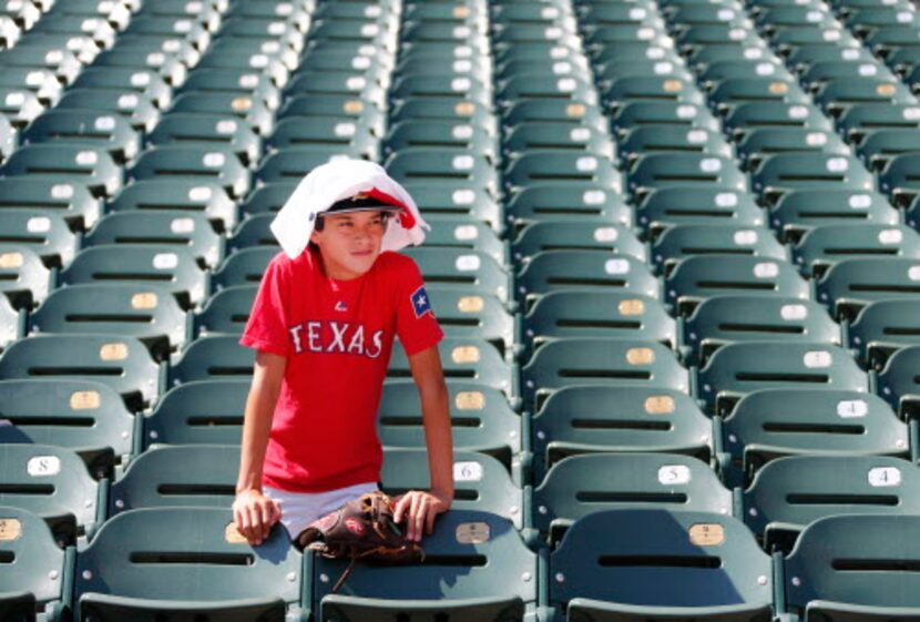 Aficionados de los Rangers soportaron temperaturas de 91°F en el Globe Life Park.