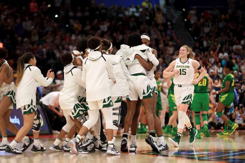 TAMPA, FLORIDA - APRIL 05:  The Baylor Lady Bears celebrate their 72-67 win over the Oregon...