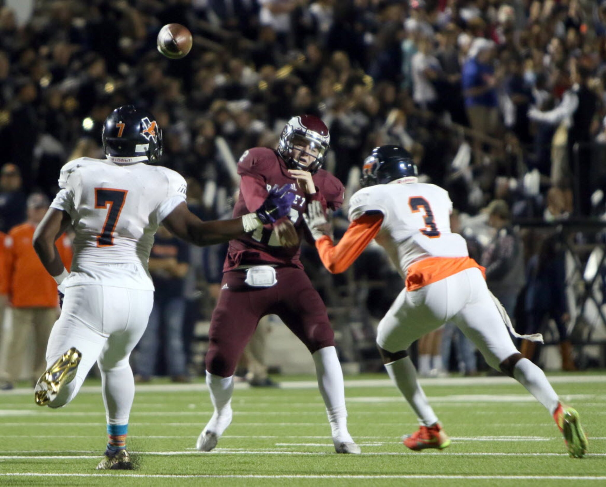 Rowlett quarterback Logan Bonner (12) gets off a touchdown pass to receiver LaDarius Dickens...