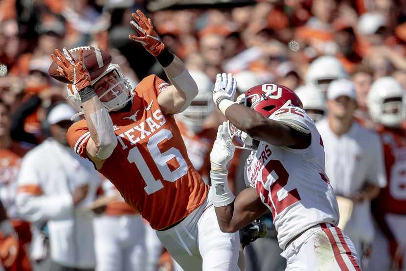 Texas wide receiver Jake Smith (16) tries to catch a pass as Oklahoma safety Delarrin...