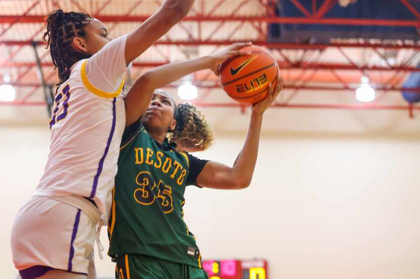 DeSoto’s Dayshauna Crowley (35) is blocked by Montverde Academy Lety Vasconcelos (33) at the...