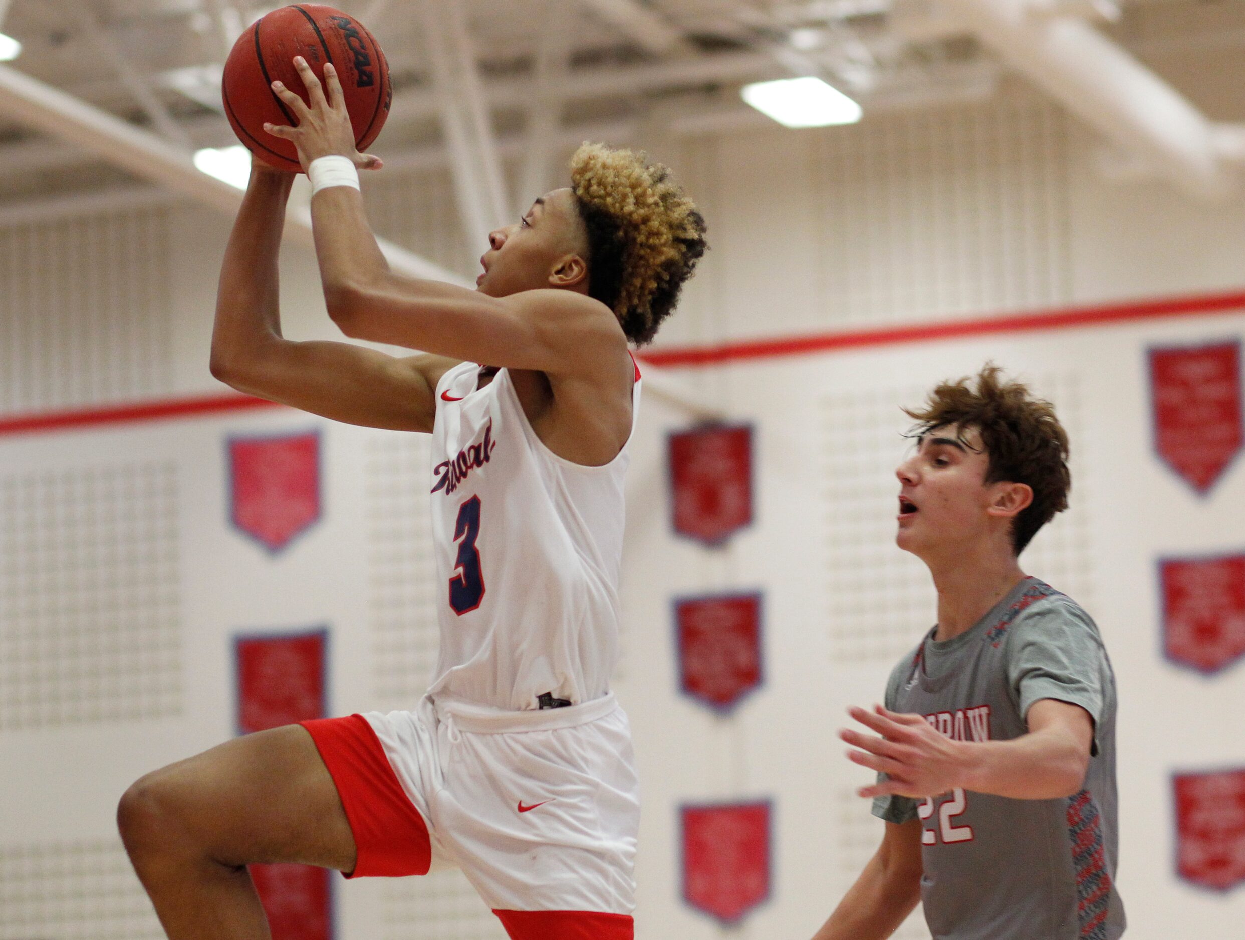 Dallas Kimball guard Chauncey Gibson (3) drives to the basket past the defense of Dallas...