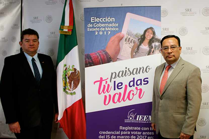 Pedro Zamudio Godínez, presidente del Instituto Electoral del Estado de México (izq.) y el...