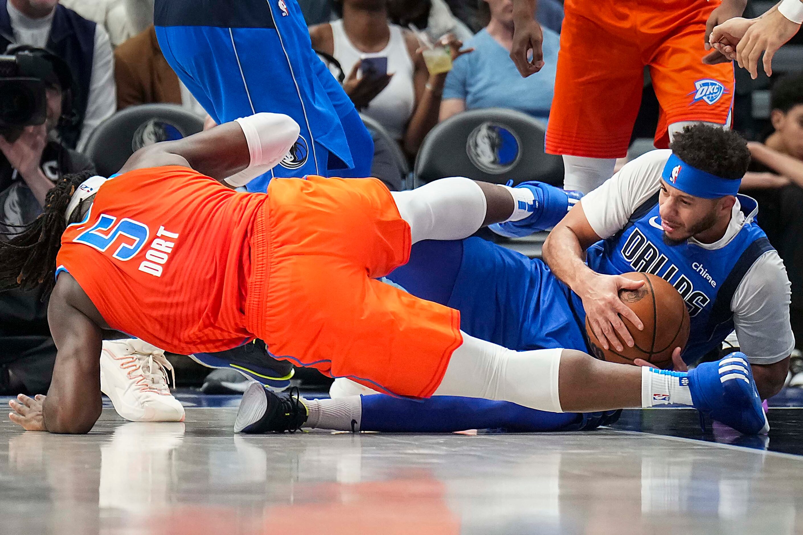 Dallas Mavericks guard Seth Curry (30) wrestles a loose ball away from Oklahoma City Thunder...