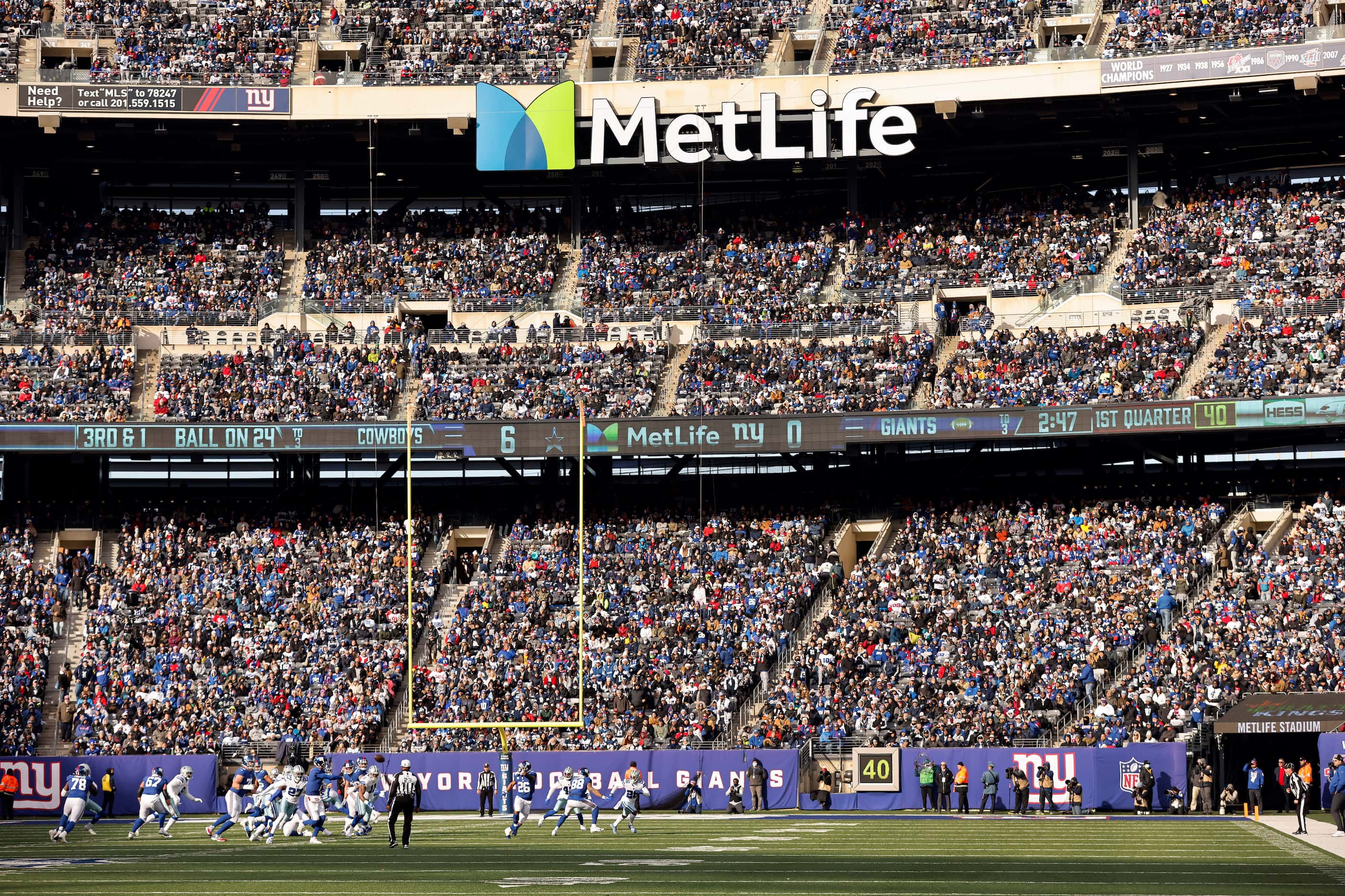 New York Giants quarterback Mike Glennon (2) throws a first half pass at MetLife Stadium in...
