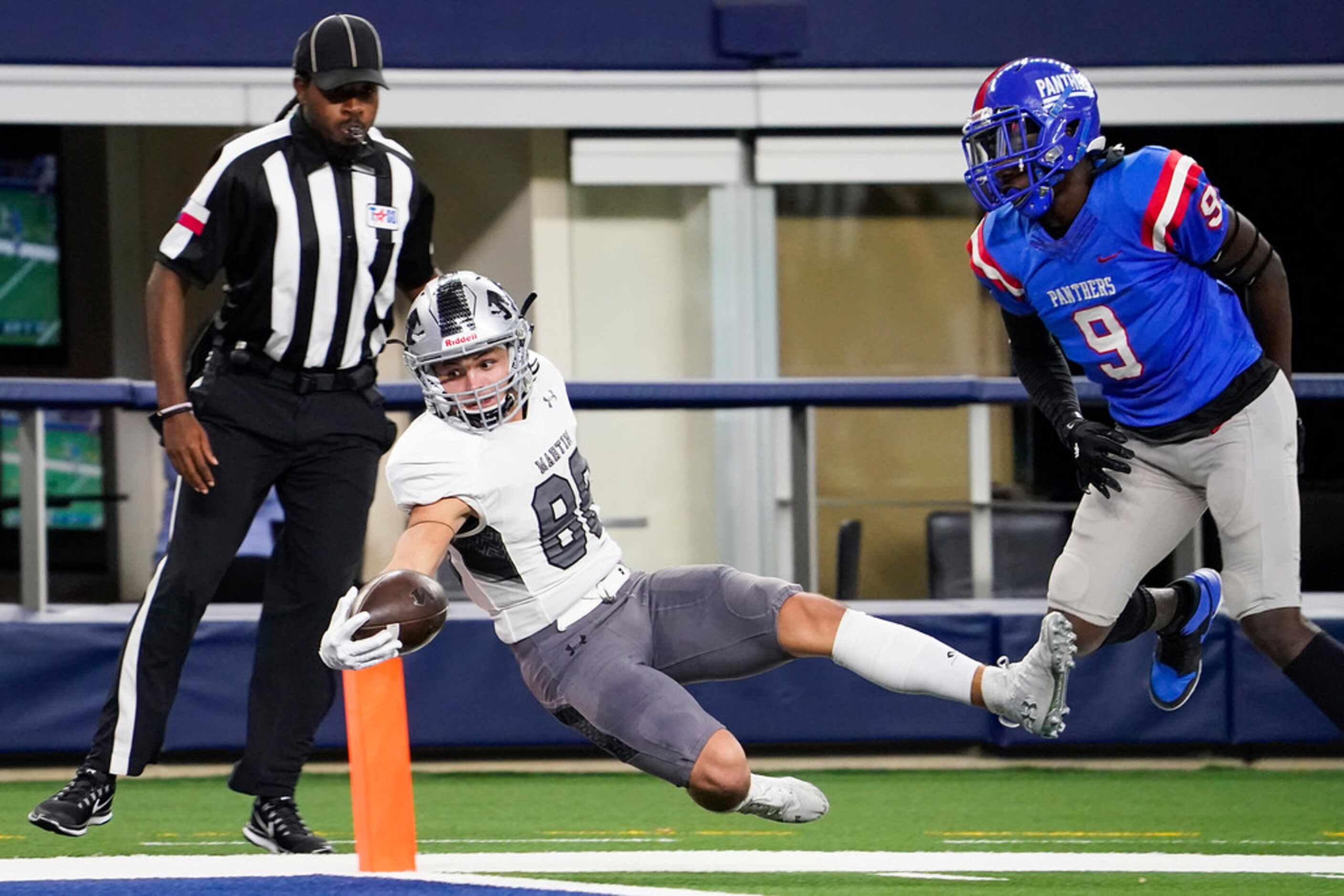 Arlington Martin wide receiver Jonathan Carter scores on a 44-yard run past Duncanville...