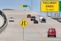 Tráfico con dirección norte del Dallas North Tollway (derecha) suben al recién abierto...