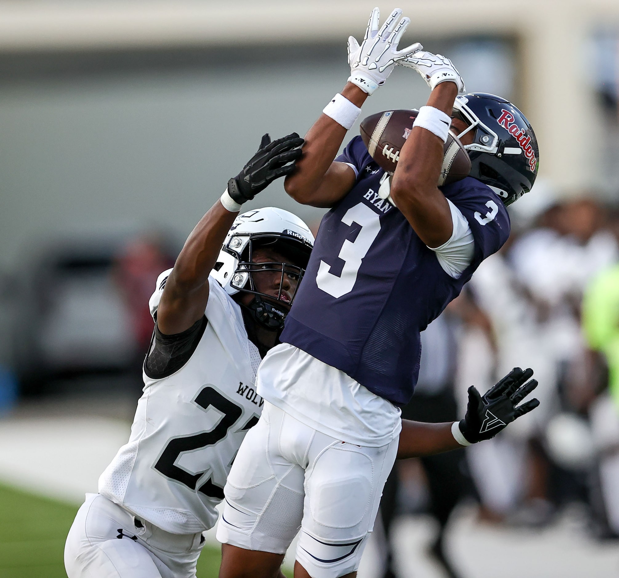 Denton Ryan wide receiver Lorenzo Hill (3) comes up with a nice reception against Mansfield...