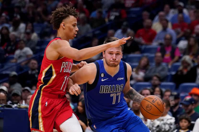 Dallas Mavericks guard Luka Doncic (77) drives to the basket against New Orleans Pelicans...