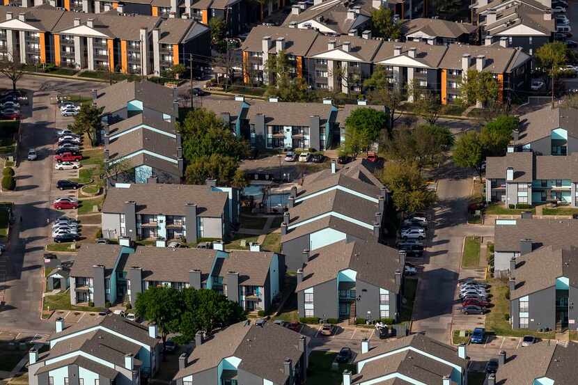 ——-  Una toma aérea de los apartamentos Cielo Ranch en Red Bird, uno de los sectores que no...