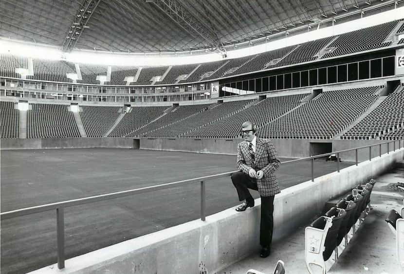 August 13, 1972 - Sportscaster Verne Lundquist at Texas Stadium 