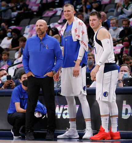 Dallas Mavericks head coach Jason Kidd, center Kristaps Porzingis (center) and guard Luka...