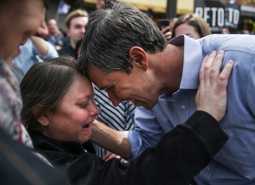 Beto O’Rourke abraza a su hermana Erin O’Rourke, durante el evento para anunciar su campaña...