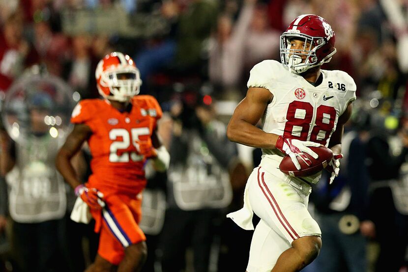 GLENDALE, AZ - JANUARY 11:  O.J. Howard #88 of the Alabama Crimson Tide scores a 51 yard...